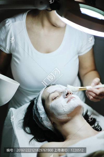 女性在化妝室用面膜