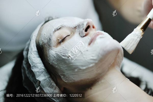 女性在化妝室用面膜