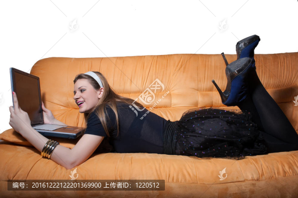 微笑女孩沙發(fā)與筆記本電腦