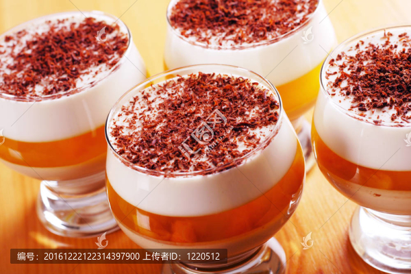 巧克力多層明膠甜點；奶油和杏脯果凍杯