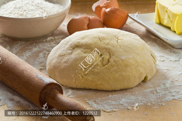 木板上的面團(tuán)。
