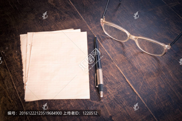 舊紙卡片堆疊