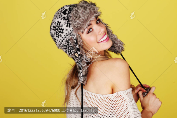 活潑的微笑的金發(fā)女郎