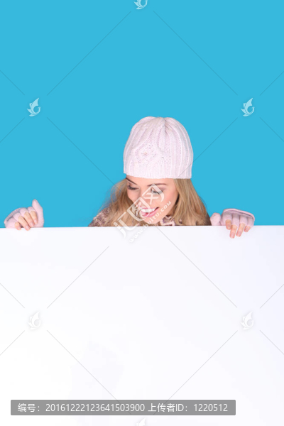 笑女孩俯視空白的跡象