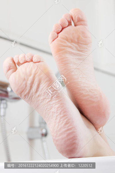 浴缸邊上的腳