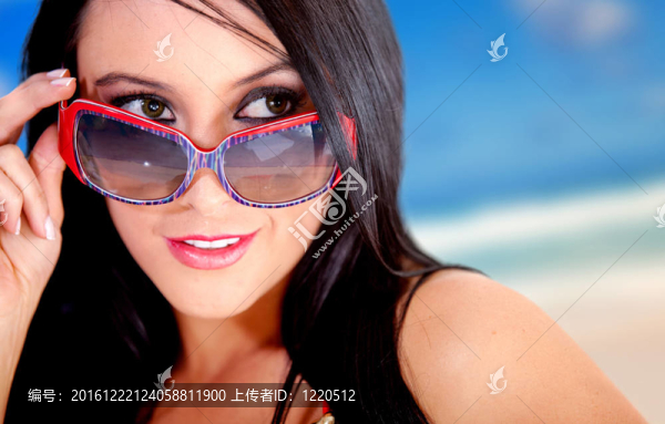 夏日的女人帶著墨鏡