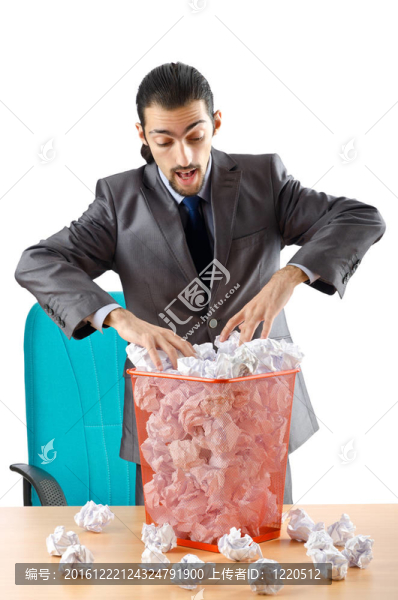 滿是廢紙的人