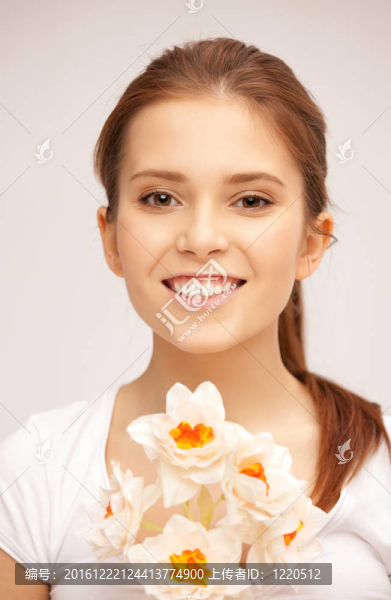 美麗的女人與白色的花