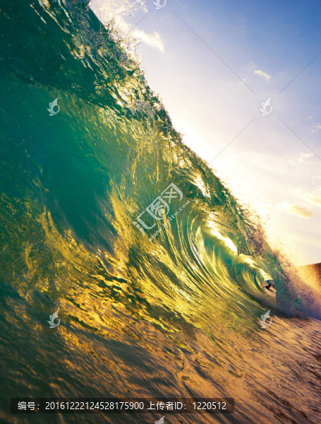 日落時美麗的海浪