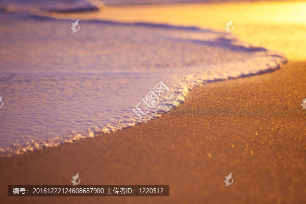 夕陽沙浪沖刷；淺埋深