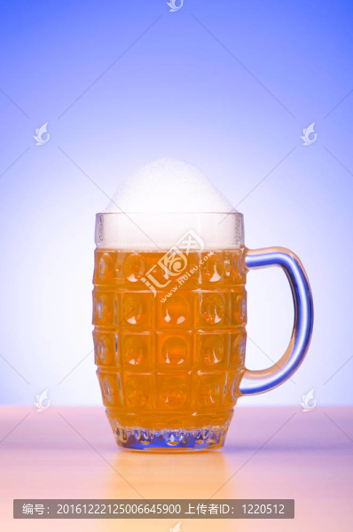 桌上啤酒杯
