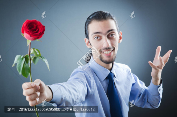 帶紅玫瑰的年輕人
