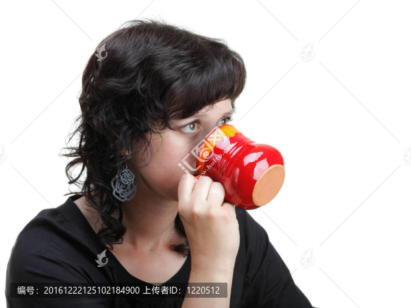 拿著紅杯子的女人；孤立的