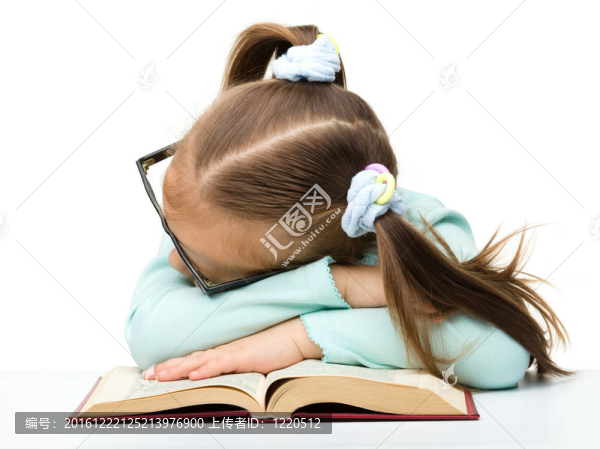 小女孩睡在書(shū)上
