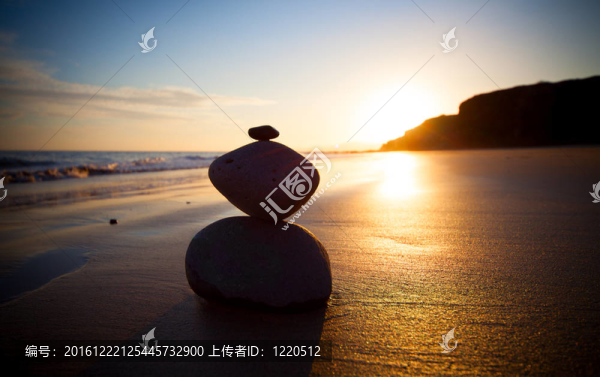 沙灘上的禪石