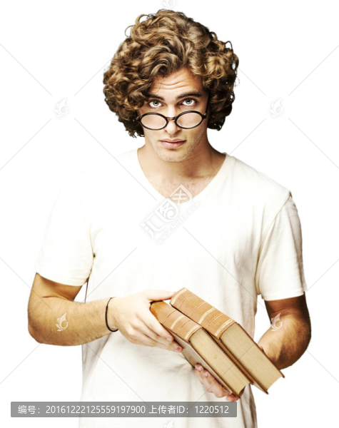 男子拿著書