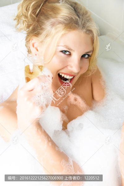 快樂女孩洗澡