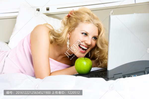 漂亮的女孩與筆記本電腦