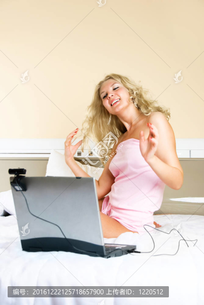 用網(wǎng)絡攝像頭進行交流的女孩