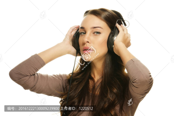 美麗的女人與白色背景耳機