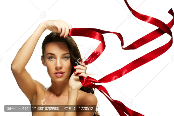 美麗的女人在白色背景上的紅絲帶