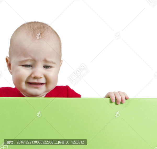 抱著盾牌的小孩
