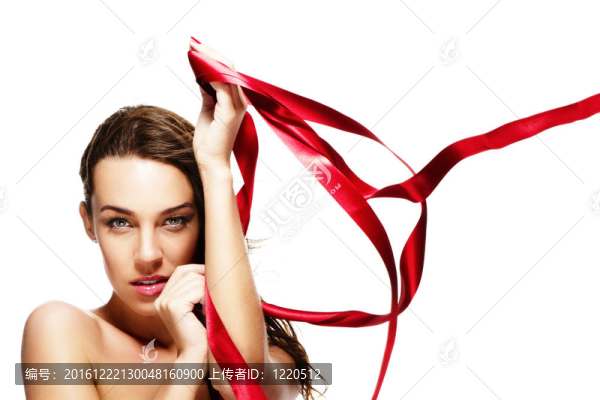 在白色背景上玩紅絲帶的漂亮女人