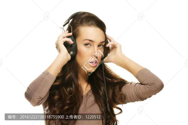 美女在白色背景上聽音樂
