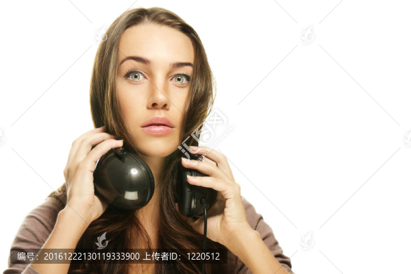 戴著白色背景的大眼睛耳機(jī)的女人