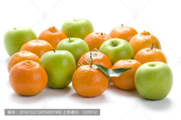 克萊門柑橘和青蘋果的孤立在白色背景