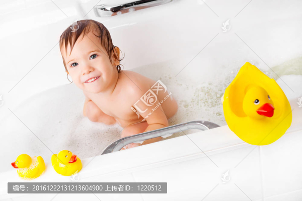 小男孩洗澡