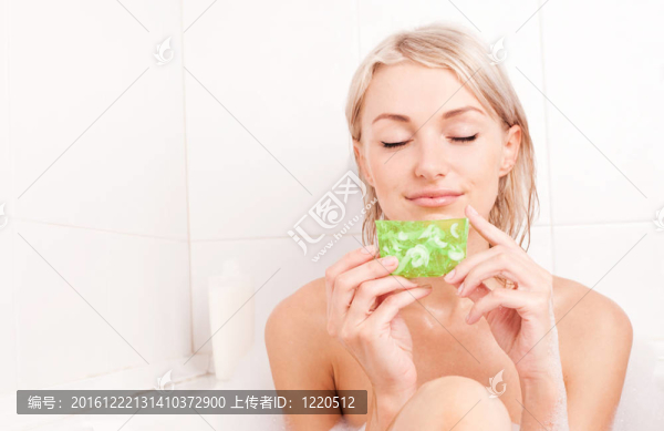洗澡的女人