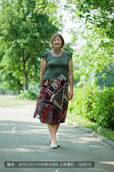 成熟女子在公園散步