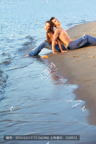 海灘情侶