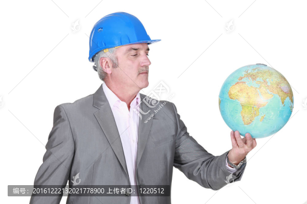 持有地球儀的工程師