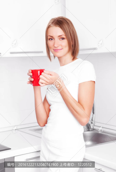 女人喝咖啡