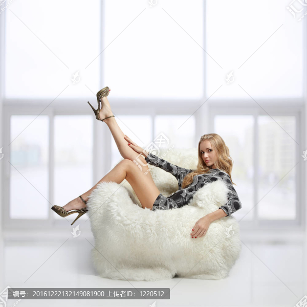 坐在椅子上的女孩