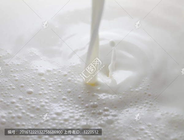 牛奶飛濺。