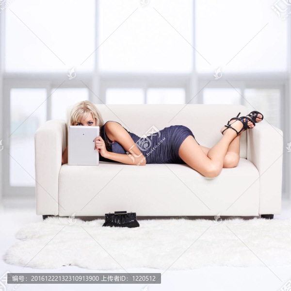 金發(fā)女孩在沙發(fā)上