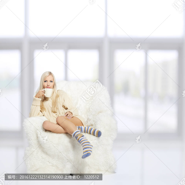 在毛茸茸的扶手椅上的金發(fā)女郎