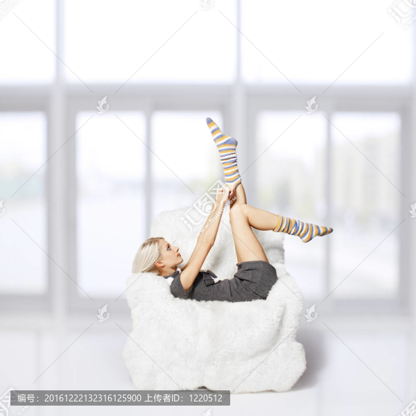 在毛茸茸的扶手椅上的金發(fā)女郎