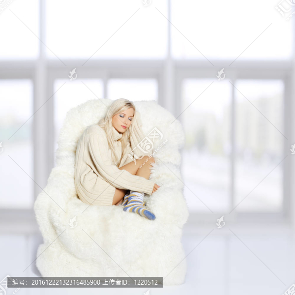睡在扶手椅上的女孩