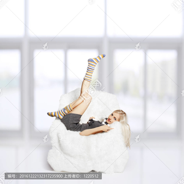 在毛茸茸的扶手椅上的金發(fā)女郎