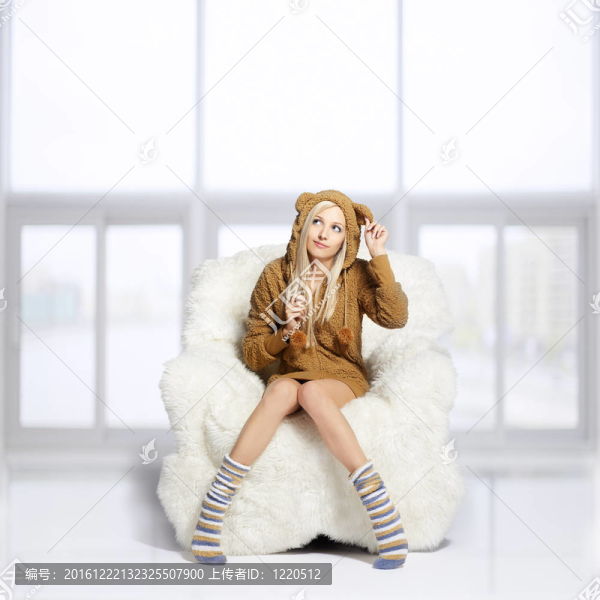 在毛茸茸的扶手椅上的金發(fā)女郎