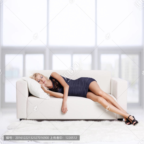 金發(fā)女孩在沙發(fā)上