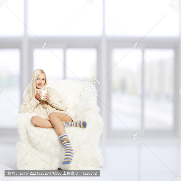 在毛茸茸的扶手椅上的金發(fā)女郎