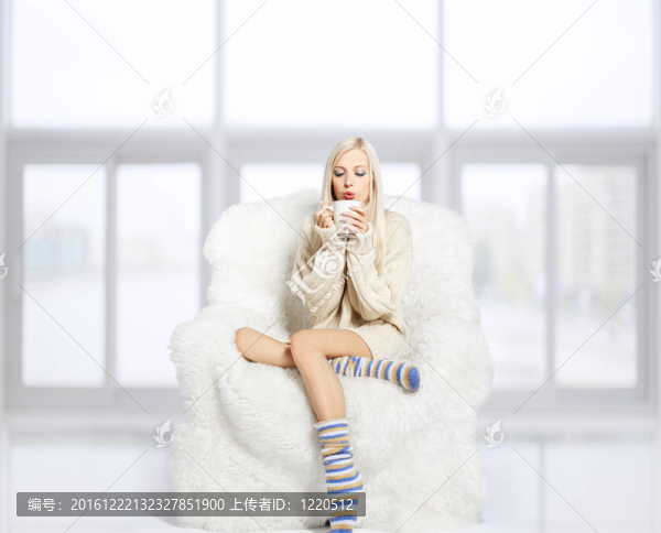 在毛茸茸的扶手椅上的金發(fā)女郎