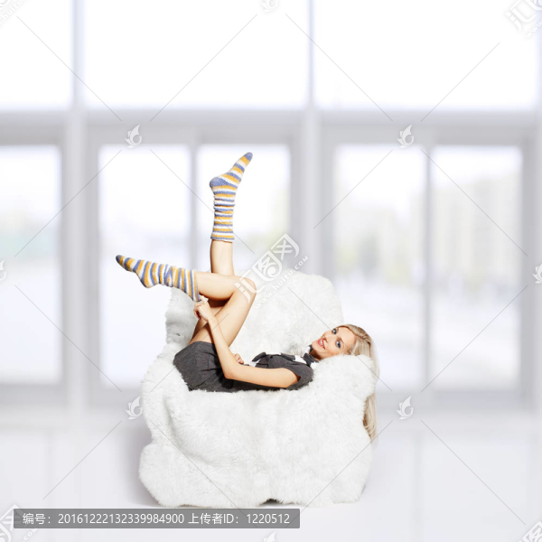在毛茸茸的扶手椅上的金發(fā)女郎