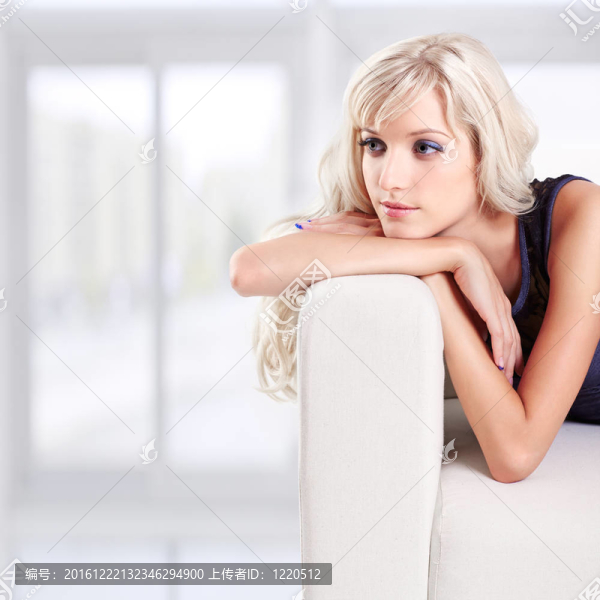 金發(fā)女孩在沙發(fā)上