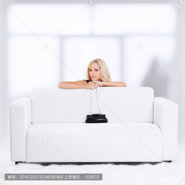 金發(fā)女孩在沙發(fā)上